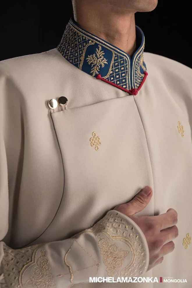 Loạt chi tiết hoa văn thêu thùa được brand biến tấu &amp; lồng ghép khéo léo lên những item hiện đại mà không làm cho chúng bị sến sẩm. Ngược lại, các item nhìn vẫn độc đáo để thể hiện màu sắc dân tộc của mình.