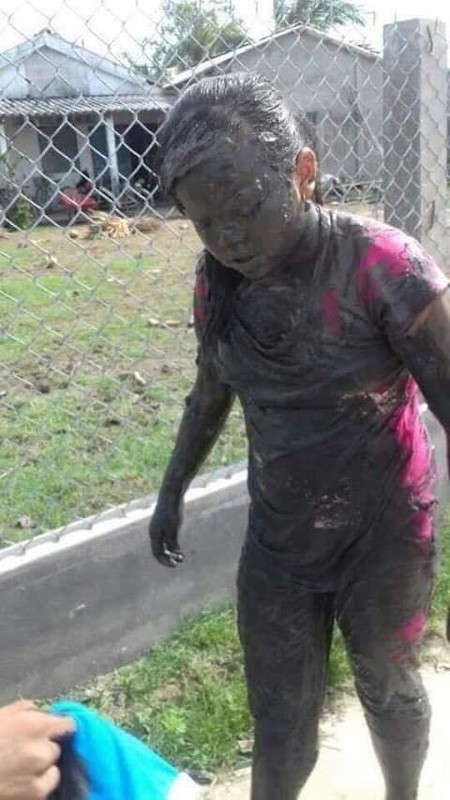 Tình huống gợi nhớ cho nhiều người về tuổi thơ "dữ dội". Không ít đôi bạn từng cùng nhau... lao xuống ruộng một cách bất ngờ như thế này. Ảnh sử dụng trong bài: Sưu tầm Facebook