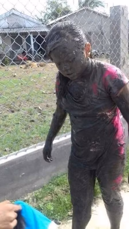 Tình huống gợi nhớ cho nhiều người về tuổi thơ "dữ dội". Không ít đôi bạn từng cùng nhau... lao xuống ruộng một cách bất ngờ như thế này. Ảnh sử dụng trong bài: Sưu tầm Facebook