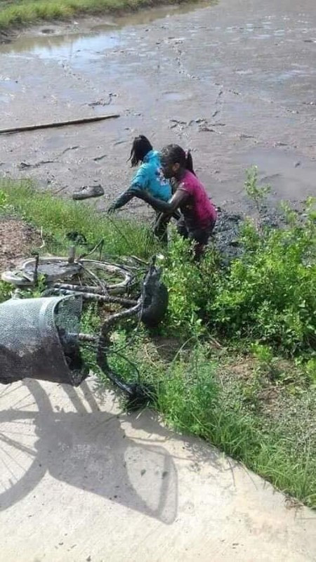 Trước đó, không ít lần những tai nạn lao xuống ruộng được netizen chia sẻ trên mạng xã hội. Câu chuyện hai nữ sinh đèo nhau trên chiếc xe đạp lao xuống ruộng cũng khiến nhiều người "dở khóc dở cười". Không rõ gặp phải sự cố gì mà xe lao xuống ruộng khiến hai cô bé gặp cảnh khốn đốn.