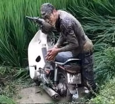 Cả người chàng trai ngày như vừa được nhúng bùn đất, từ tay chân mặt mũi đến quần áo đều ướt sũng.