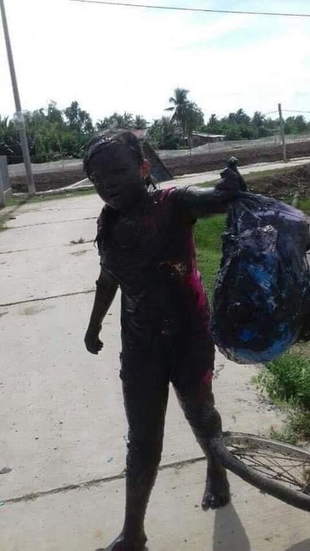 Tuy cặp sách bị nhuốm bùn, may mắn là cả hai nữ sinh đều không bị thương đáng kể.