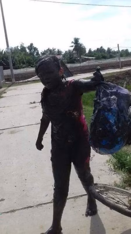 Tuy cặp sách bị nhuốm bùn, may mắn là cả hai nữ sinh đều không bị thương đáng kể.