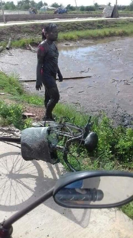 Cô nào cô nấy nhuốm đen vì bùn. Trong một bức ảnh, hai nữ sinh đang chật vật tìm cách lên bờ trong khi chiếc xe đạp bị biến dạng đáng kể.