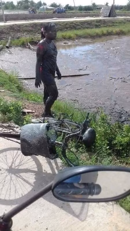 Cô nào cô nấy nhuốm đen vì bùn. Trong một bức ảnh, hai nữ sinh đang chật vật tìm cách lên bờ trong khi chiếc xe đạp bị biến dạng đáng kể.
