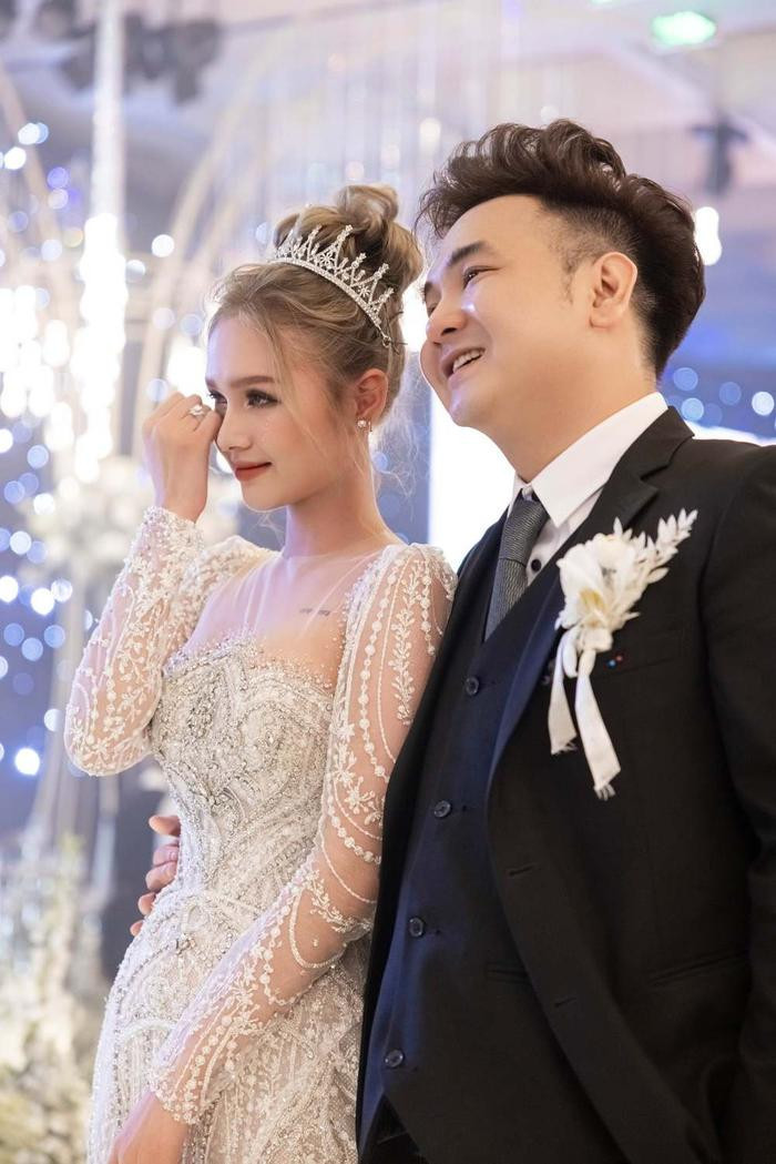 Xoài Non ngay lập tức đáp trả ý kiến này: "Ít nhất em được yêu hết mình chị ạ, nên không có gì phải xấu hổ hay khổ cả".