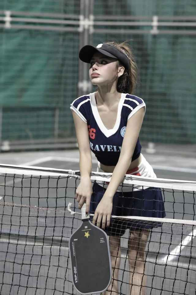 Dù mồ hôi đổ liên tục, tập mệt bơ phờ nhưng Vân Trinh vẫn nhận nhiều lời khen bởi visual cực phẩm.