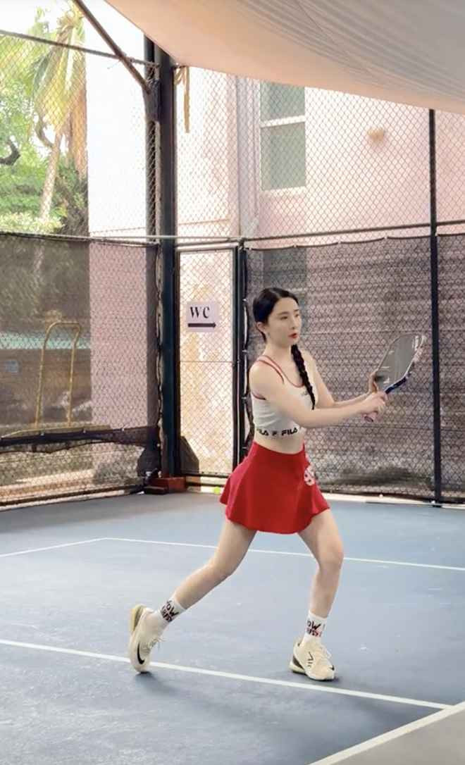 Nữ diễn viên đầu tư tập luyện cùng với HLV, chỉ sau vài buổi học, trình độ của cô nàng cũng cải thiện rõ rệt.