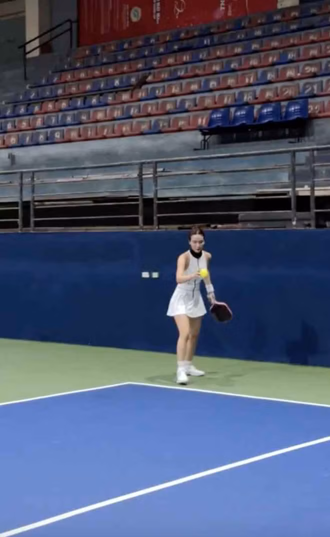 Hiện tại, người đẹp đã có thể tự chơi, thi đấu vui vẻ cùng bạn bè.