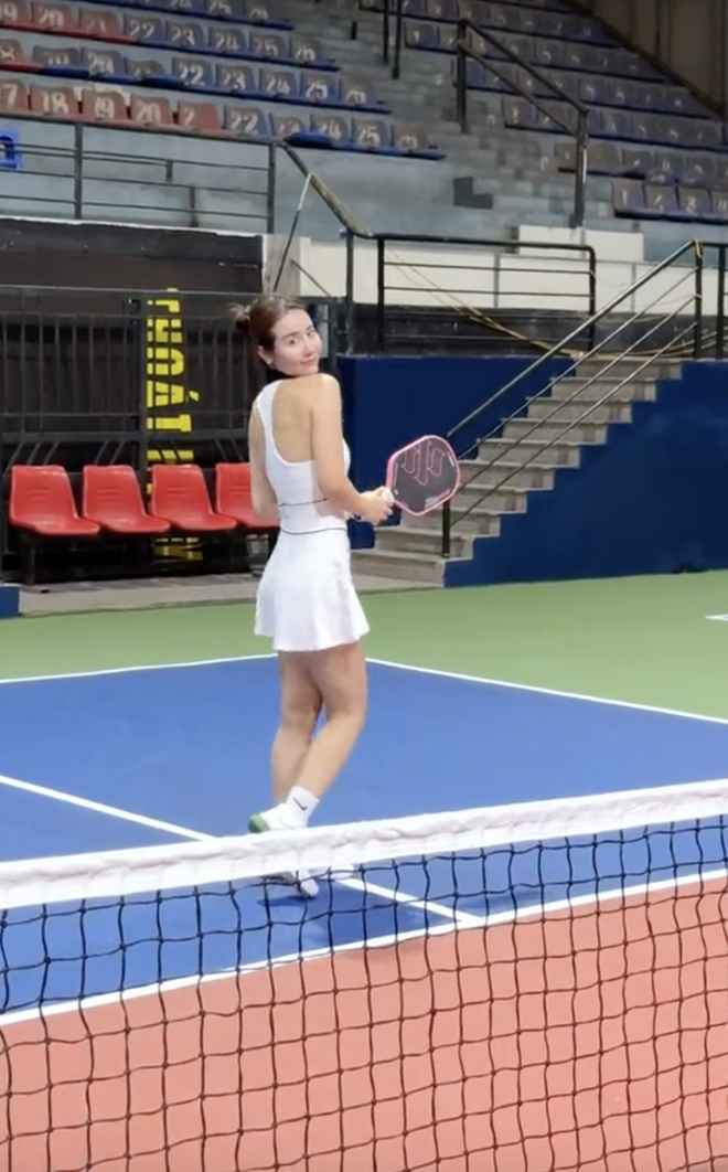 Huyền Lizzie cũng chính thức trở thành "fan cứng" của bộ môn này. Ban đầu, nữ diễn viên nhập môn bằng cách học phát bóng, di chuyển, các kỹ thuật với HLV.