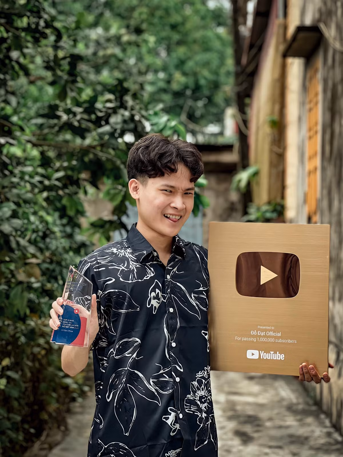 Đỗ Đạt là cái tên được nhiều người dùng MXH biết đến thông qua những video ngắn diễn lại các hình huống hài hước. Hầu hết những video đều được anh chàng tự viết kịch bản, tự diễn xuất và đăng tải lên các nền tảng như Tiktok, Youtube. Ảnh sử dụng trong bài: FBNV