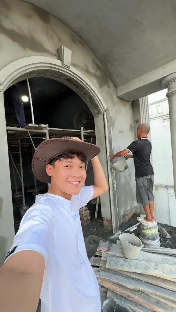 Nhiều thống kê cho rằng Đạt "đổi đời" nhờ lượng theo dõi khủng trên. Chỉ sau khoảng 4 năm làm nội dung trên các nền tảng, anh chàng đã tự tay xây một ngôi nhà khang trang, rộng rãi ở tuổi 22.