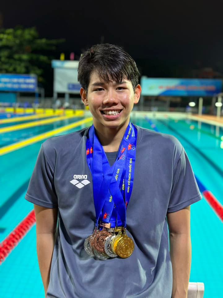 Khoảnh khắc hiếm hoi Quang Thuấn "flex" thành tích bản thân với loạt huy chương treo trên cổ.