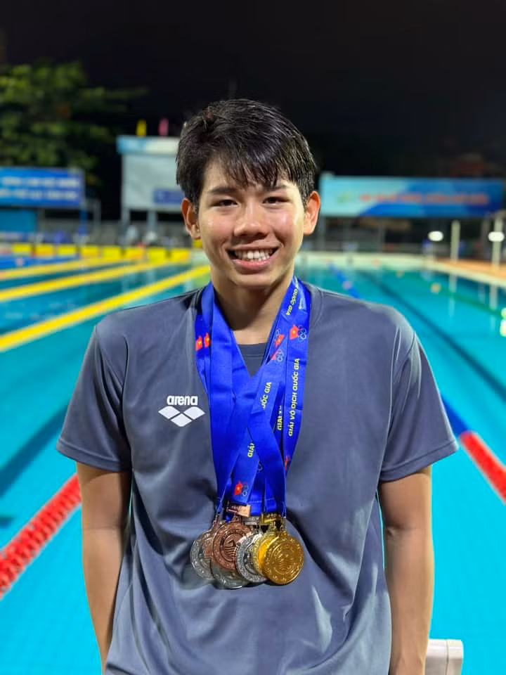 Khoảnh khắc hiếm hoi Quang Thuấn "flex" thành tích bản thân với loạt huy chương treo trên cổ.