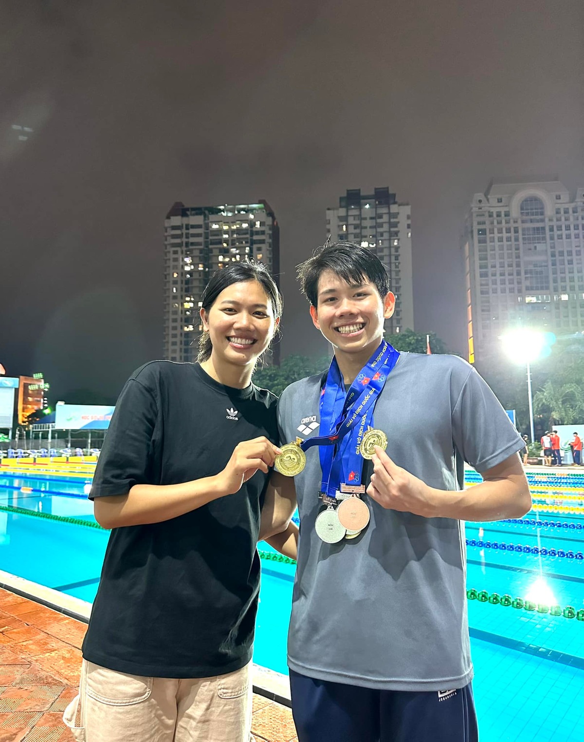 Đặc biệt, anh chàng này khá… lowkey ở ngoài đời lẫn trên mạng xã hội. Khác với nhiều Gen Z khác, trang cá nhân của Quang Thuấn lại khá trống trơn, nếu có cũng chỉ vài ba bài viết được chị Ánh Viên tag tên anh chàng vào.