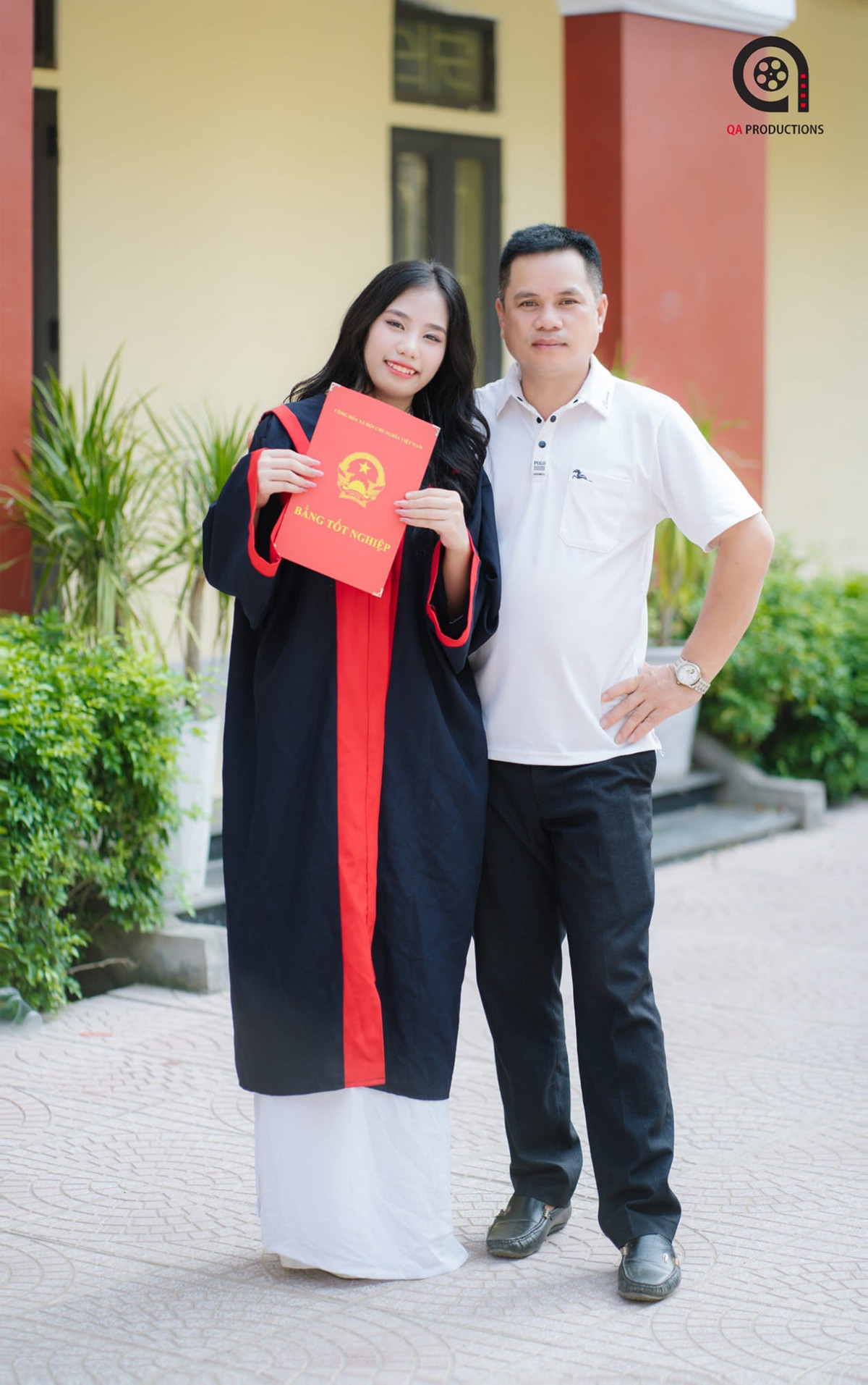 Nữ sinh chụp cùng với bố.