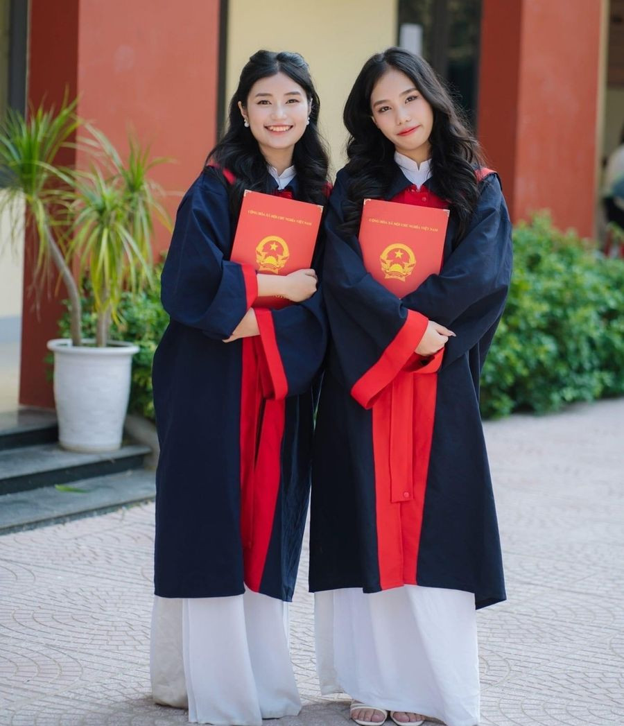 Điều đặc biệt, em cũng là người đầu tiên của bản Cha Hìa, xã Xiêng My (huyện Tương Dương, tỉnh Nghệ An) vào được đại học. Bởi trong làng, người trẻ chỉ học đến hết THCS hoặc THPT là đi làm.