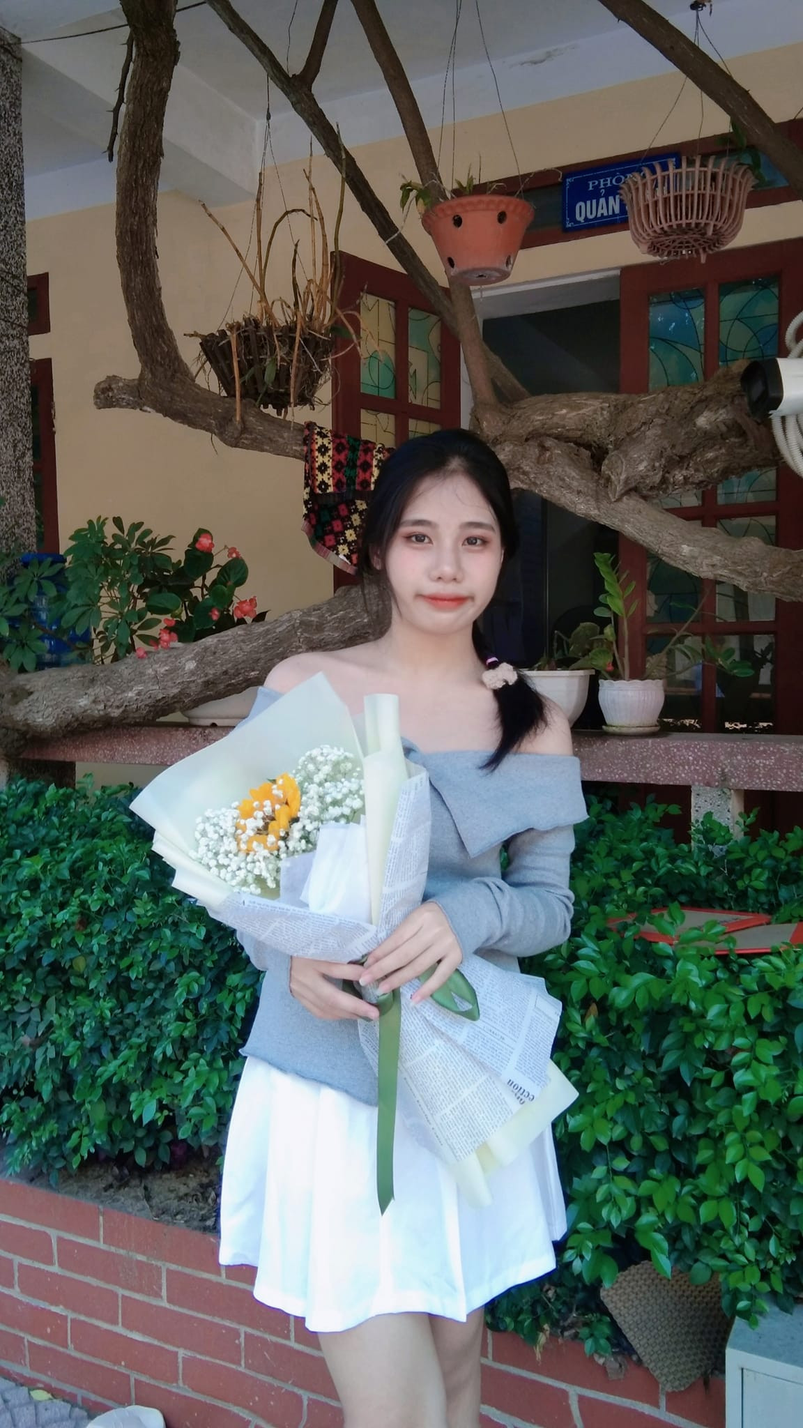 Thúy cho biết, khoảng thời gian mới vào lớp 10, không ít lần em cảm thấy tủi thân và muốn bỏ cuộc, nhưng nhờ thầy cô giáo và bạn bè luôn bên cạnh, đưa ra lời khuyên, em dần lấy lại động lực, tiếp tục hành trình theo đuổi con chữ.