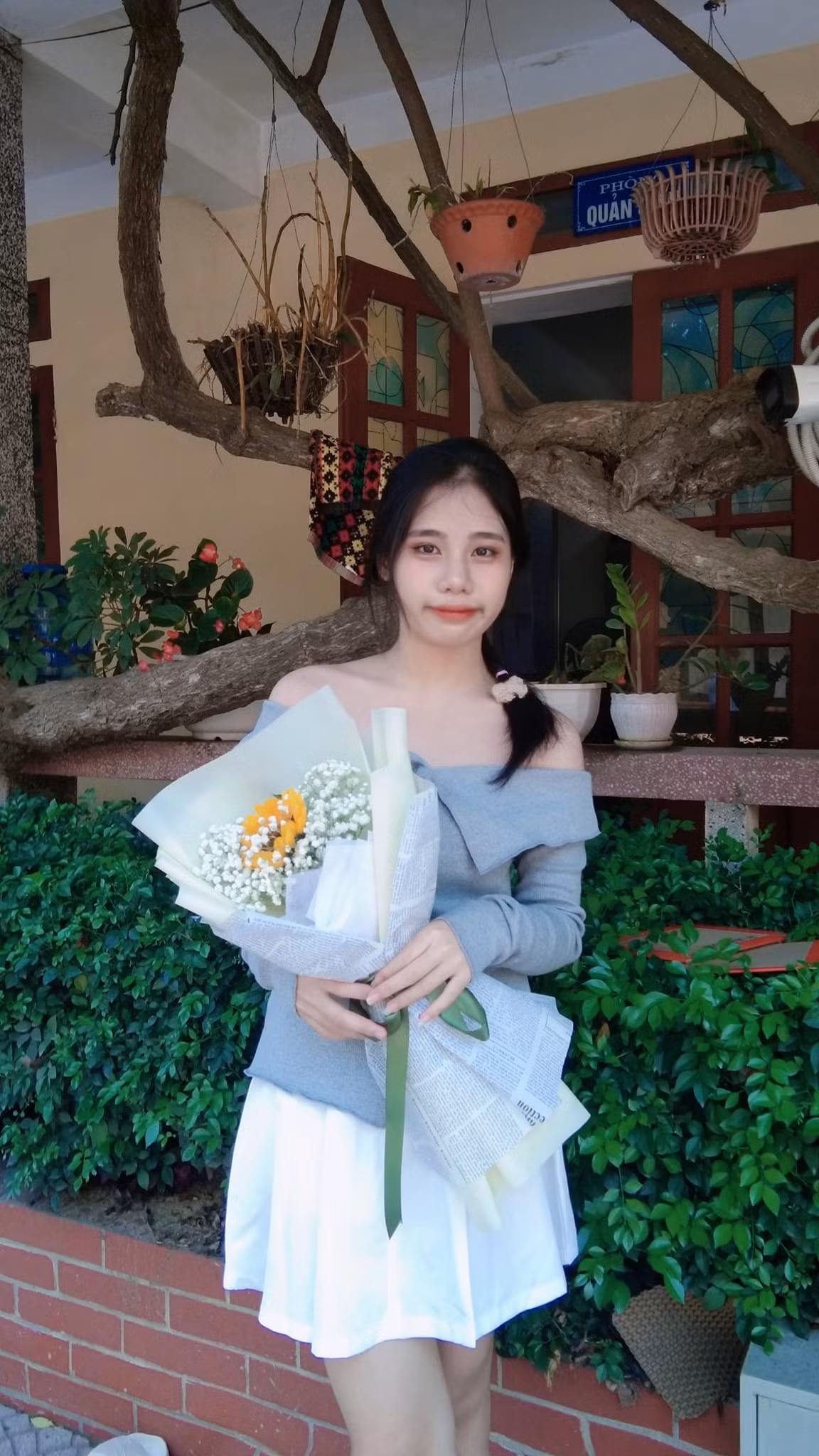 Thúy cho biết, khoảng thời gian mới vào lớp 10, không ít lần em cảm thấy tủi thân và muốn bỏ cuộc, nhưng nhờ thầy cô giáo và bạn bè luôn bên cạnh, đưa ra lời khuyên, em dần lấy lại động lực, tiếp tục hành trình theo đuổi con chữ.