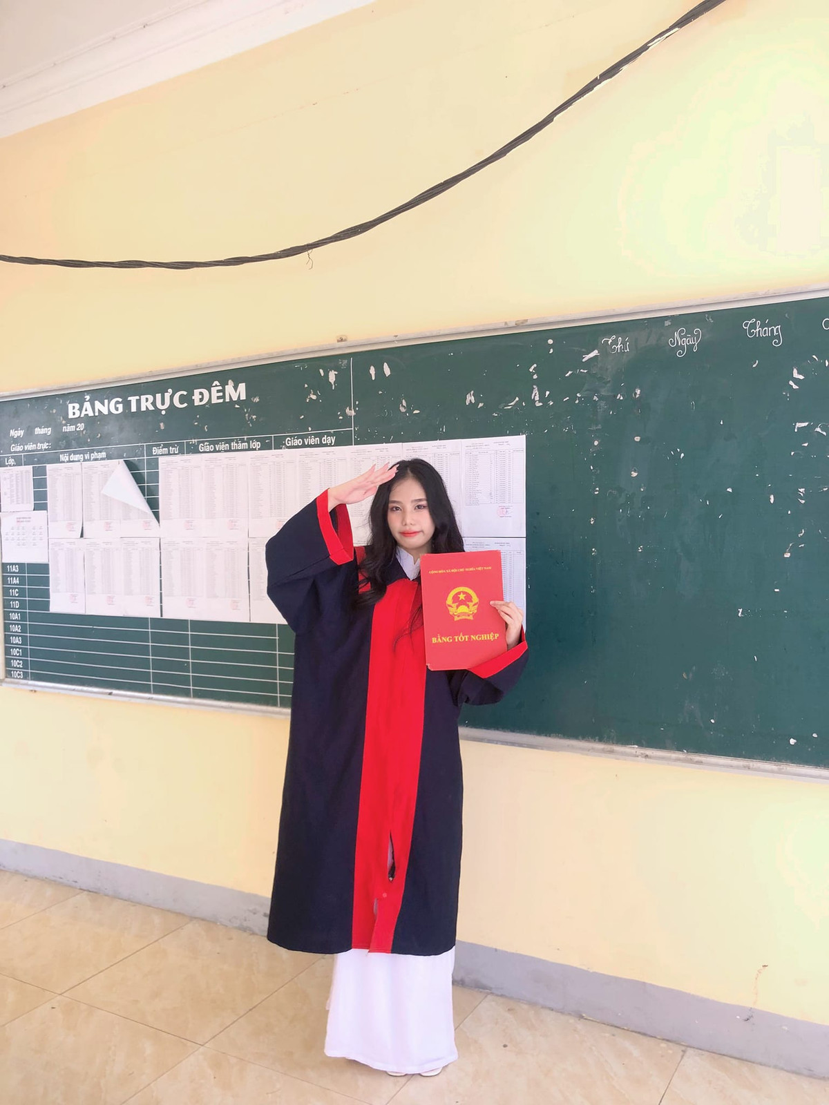 Nhà cách trường hơn 200km, suốt ba năm qua, số lần về nhà của cô gái người dân tộc Thái đếm trên đầu ngón tay. Có năm, Thúy chỉ về nhà 1 - 2 lần nên em luôn cố gắng lấy thành tích học tập để bù đắp những khó khăn, thiếu thốn mà người miền núi phải trải qua.