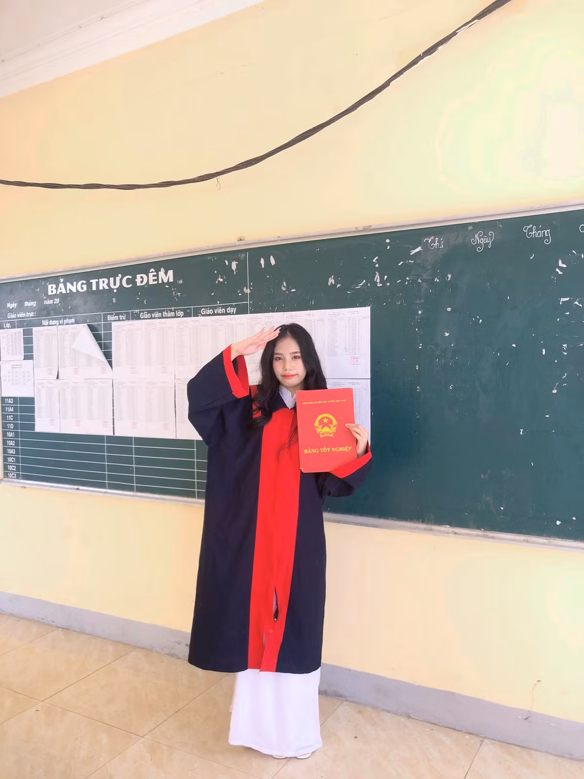 Nhà cách trường hơn 200km, suốt ba năm qua, số lần về nhà của cô gái người dân tộc Thái đếm trên đầu ngón tay. Có năm, Thúy chỉ về nhà 1 - 2 lần nên em luôn cố gắng lấy thành tích học tập để bù đắp những khó khăn, thiếu thốn mà người miền núi phải trải qua.