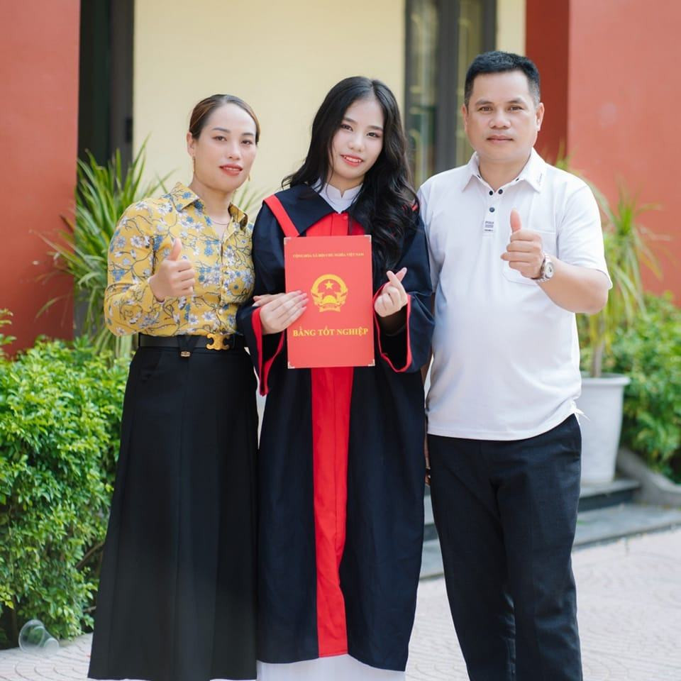 Khi nghe tin em Lương Thị Thúy đạt thành tích thủ khoa của trường và xét tuyển vào đại học, người trong bản ai cũng vui mừng.