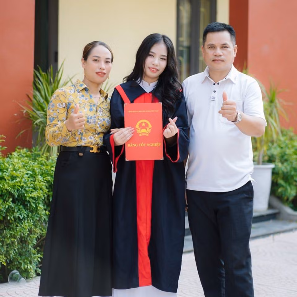Khi nghe tin em Lương Thị Thúy đạt thành tích thủ khoa của trường và xét tuyển vào đại học, người trong bản ai cũng vui mừng.