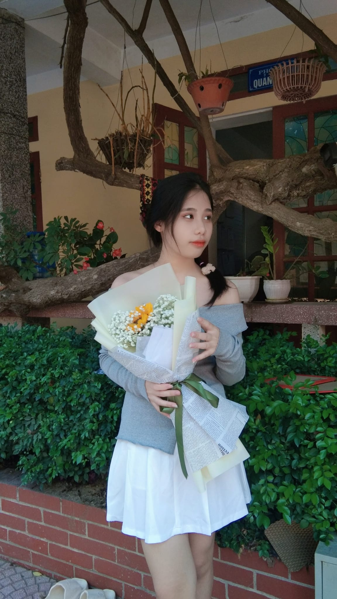 Biết cuộc sống gia đình còn khó khăn, Thúy rất chăm chỉ học hành. Thời gian về nhà, em thường phụ bố mẹ làm nương rẫy, dạy các em học bài và tranh thủ dọn dẹp nhà cửa.