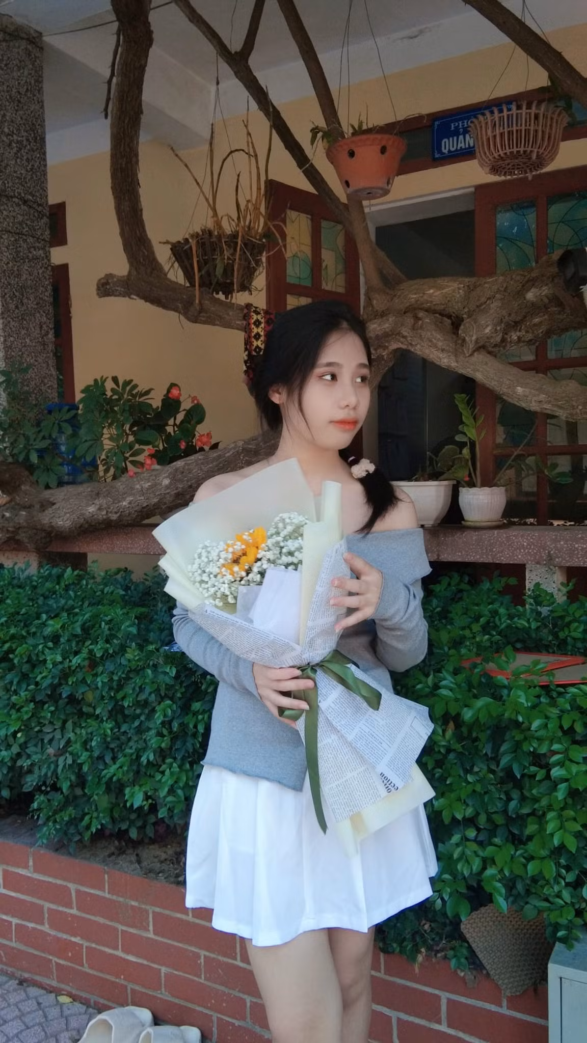 Biết cuộc sống gia đình còn khó khăn, Thúy rất chăm chỉ học hành. Thời gian về nhà, em thường phụ bố mẹ làm nương rẫy, dạy các em học bài và tranh thủ dọn dẹp nhà cửa.