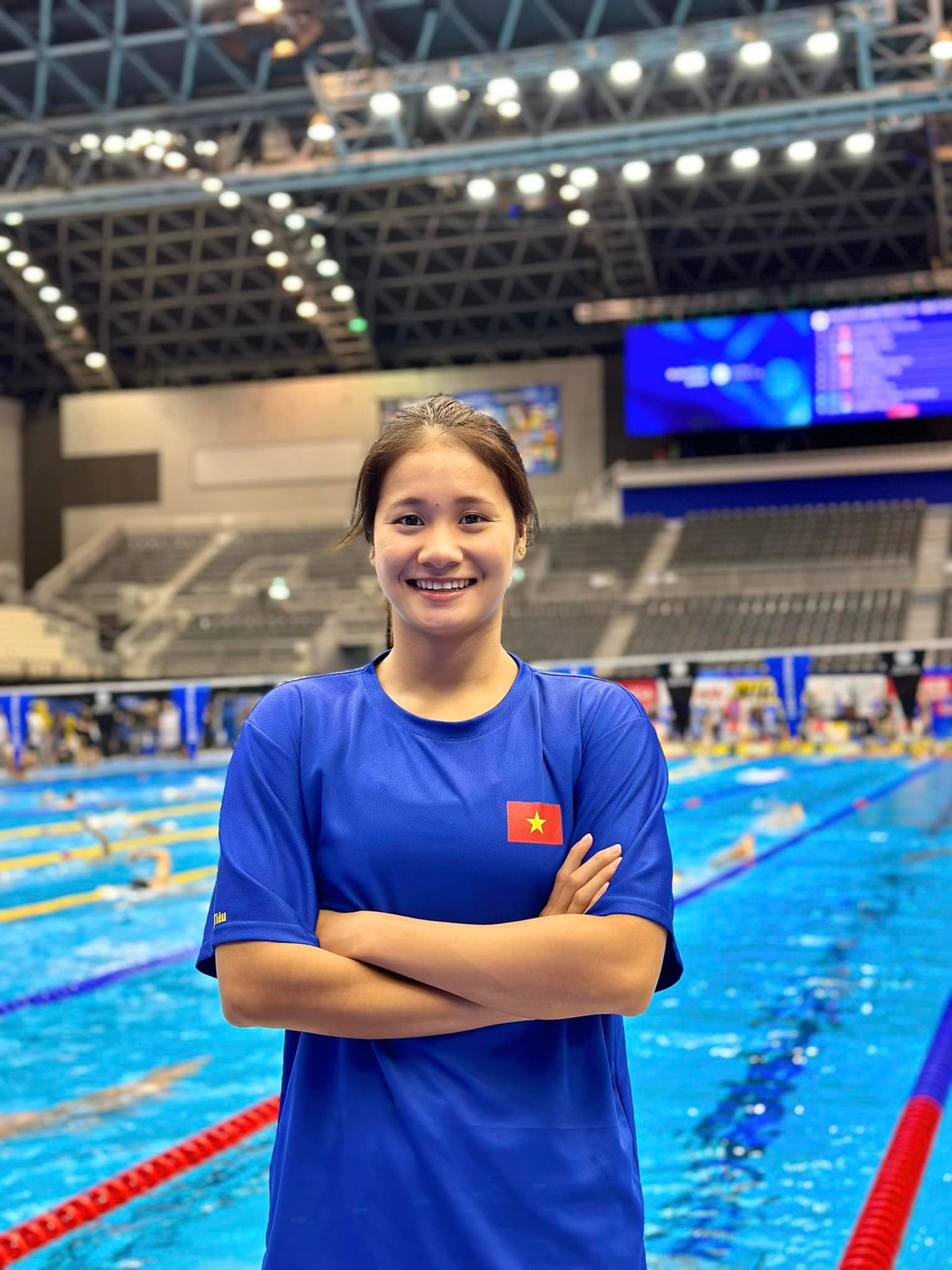 Với vóc dáng cao ráo cùng đôi chân dài thẳng tắp, nữ vận động viên bơi lội thường diện những mẫu váy dáng ngắn kết hợp cùng giày thể thao, vừa năng động, vừa khoe khéo lợi thế cơ thể.