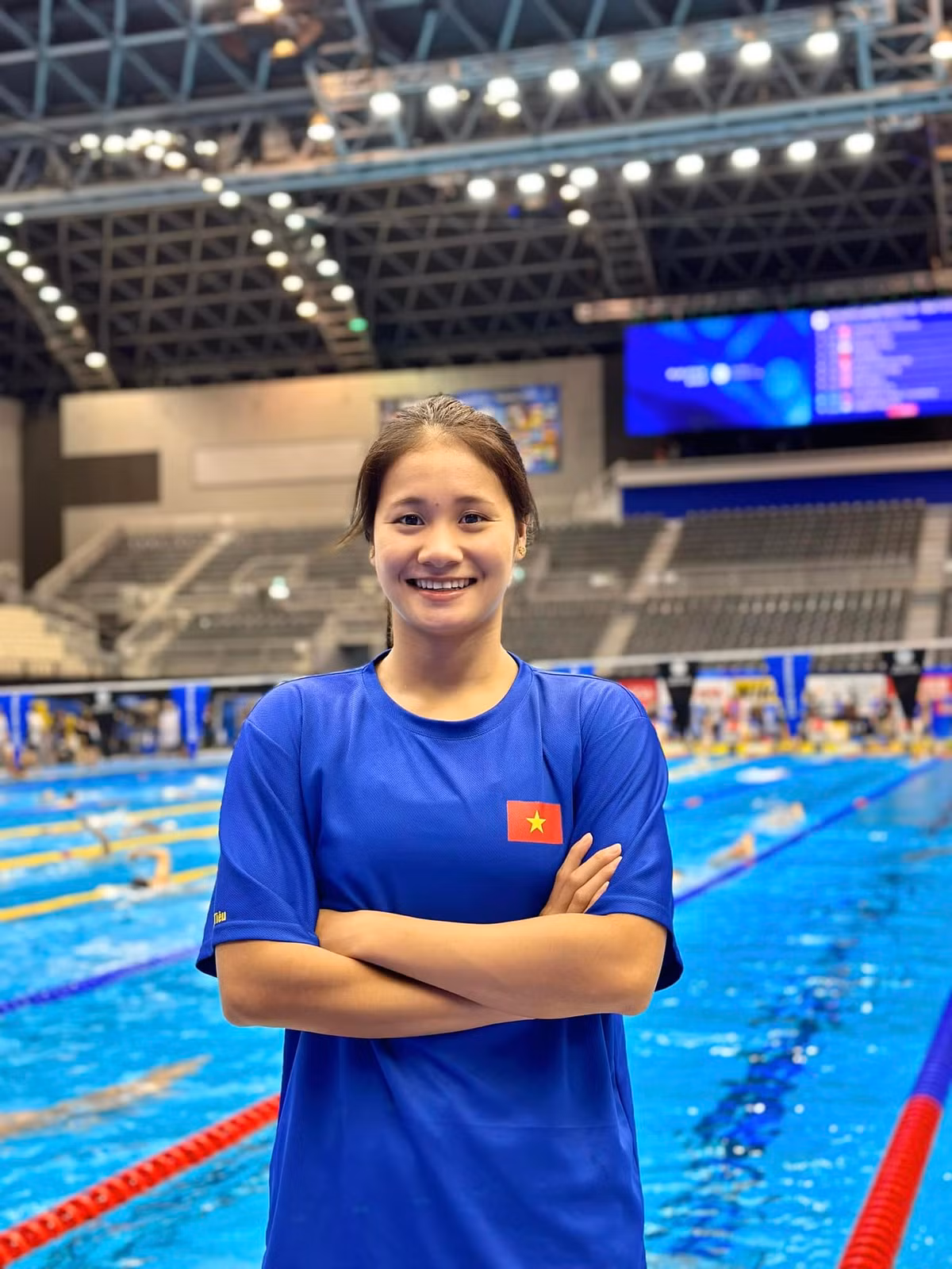 Với vóc dáng cao ráo cùng đôi chân dài thẳng tắp, nữ vận động viên bơi lội thường diện những mẫu váy dáng ngắn kết hợp cùng giày thể thao, vừa năng động, vừa khoe khéo lợi thế cơ thể.