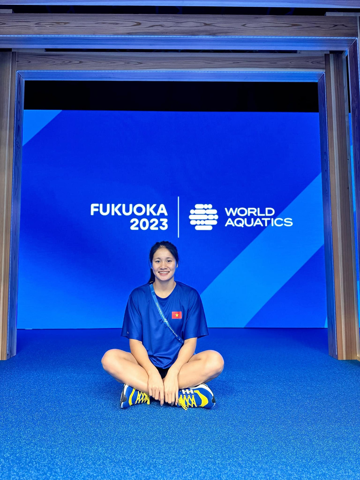 Đôi khi để làm mới bản thân, "nữ kình ngư" quê Long An không ngại biến hóa sang hình ảnh cá tính, bụi bặm. Diện áo trễ vai màu đen kết hợp cùng quần jeans sáng màu, Mỹ Tiên trở nên tự tin hơn, phong cách phù hợp với độ tuổi 19. Ảnh sử dụng trong bài: FBNV