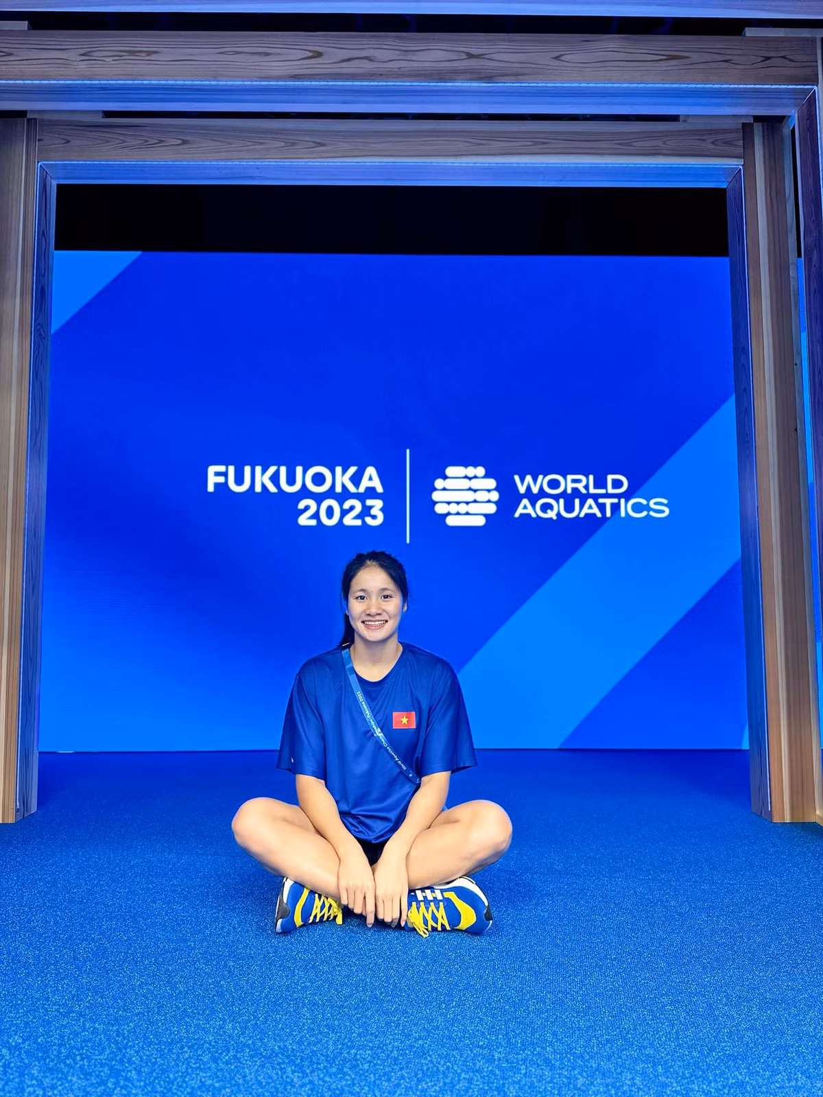 Đôi khi để làm mới bản thân, "nữ kình ngư" quê Long An không ngại biến hóa sang hình ảnh cá tính, bụi bặm. Diện áo trễ vai màu đen kết hợp cùng quần jeans sáng màu, Mỹ Tiên trở nên tự tin hơn, phong cách phù hợp với độ tuổi 19. Ảnh sử dụng trong bài: FBNV