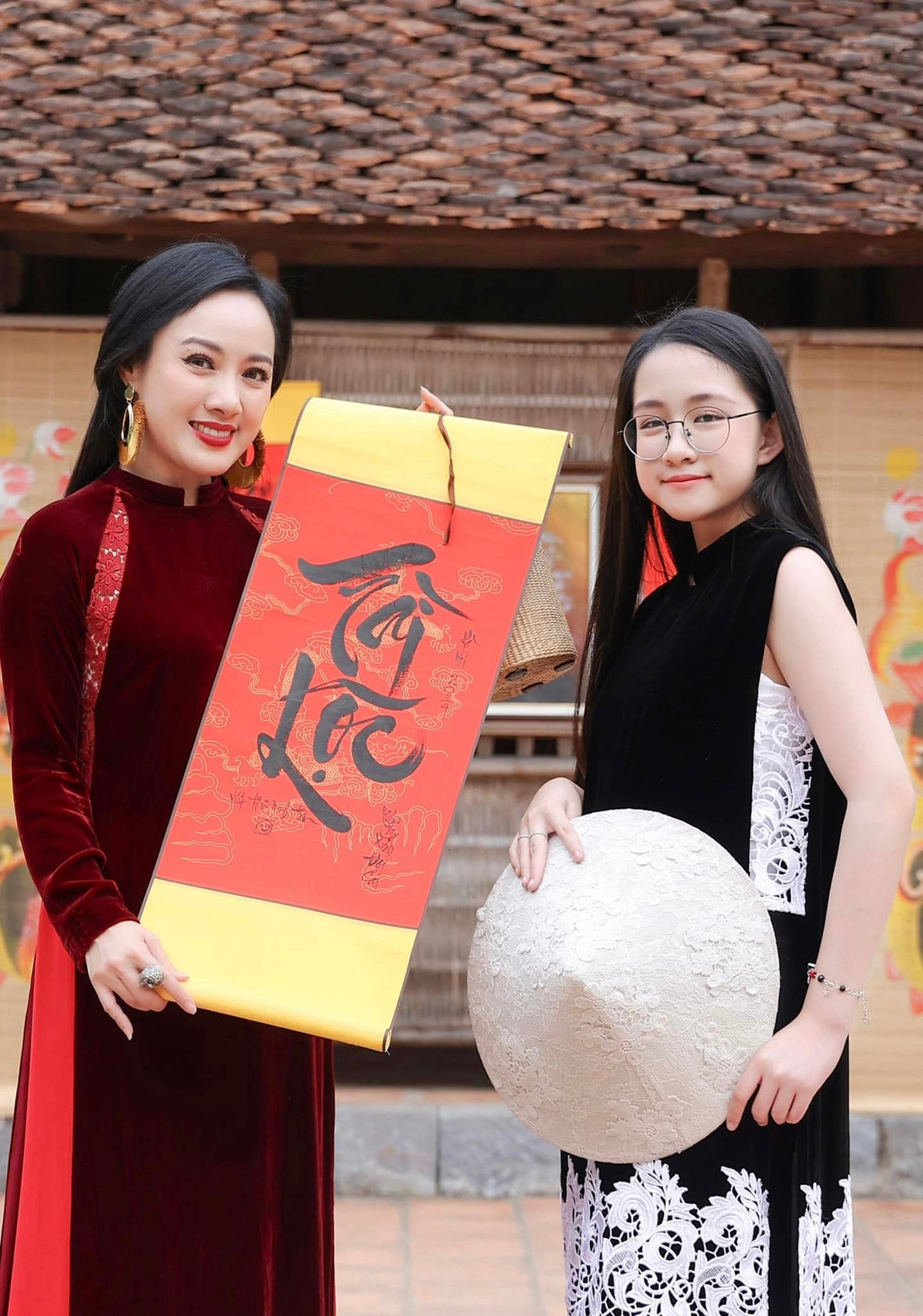 Đến cả BTV Hoài Anh cũng phải thốt lên "Tròn 6 tháng, nếu không phải mẹ xem lại ảnh cũ cũng không để ý em cao nhanh đến vậy, giờ ra dáng thiếu nữ lắm rồi."