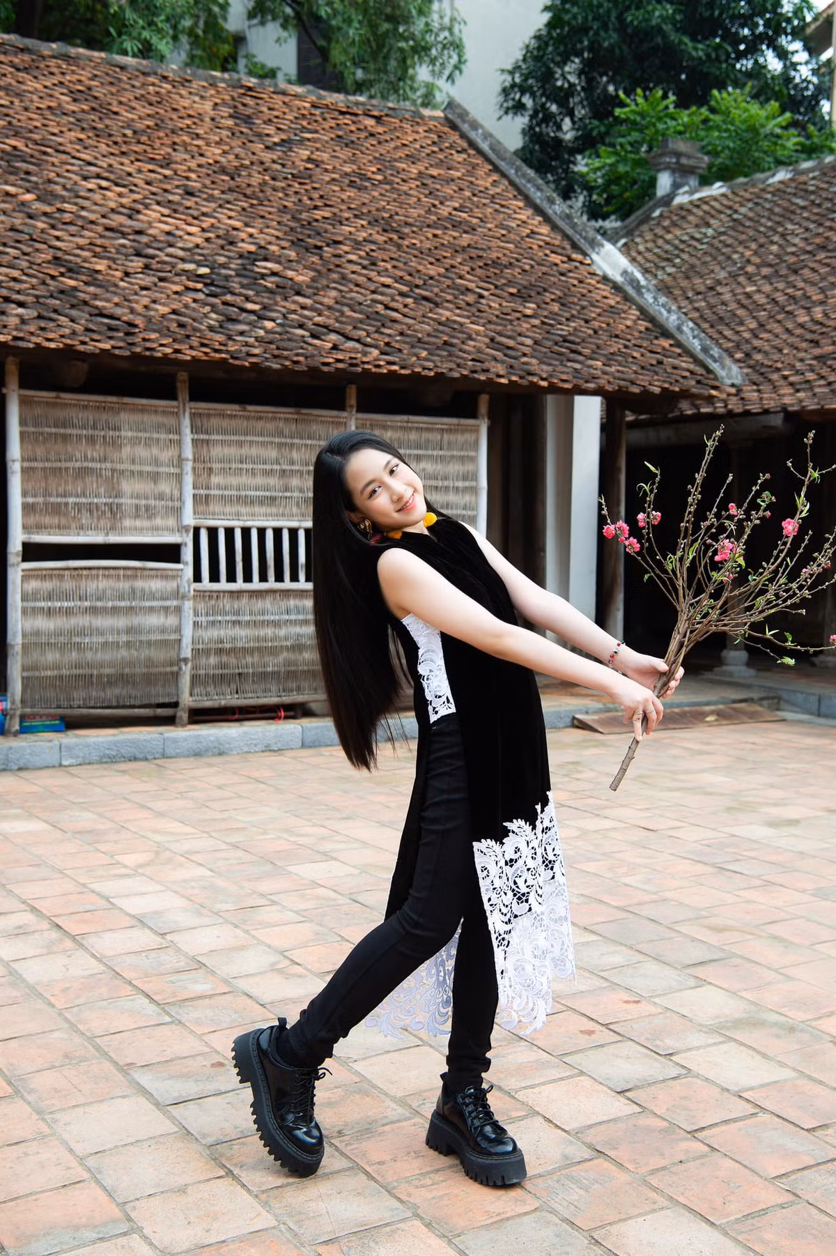 Chia sẻ bí quyết tăng chiều cao cho con, BTV Hoài Anh từng cho biết: "Ngày nào em bé cỏn con, giờ đi cùng mà mẹ không mang theo đôi guốc là em cao lớn vượt rồi. Ngày nhỏ dáng em mũm mĩm nên mẹ cứ lo không cao, mẹ hỏi khắp nơi tìm đồ bổ sung, khích lệ em chơi thể thao".