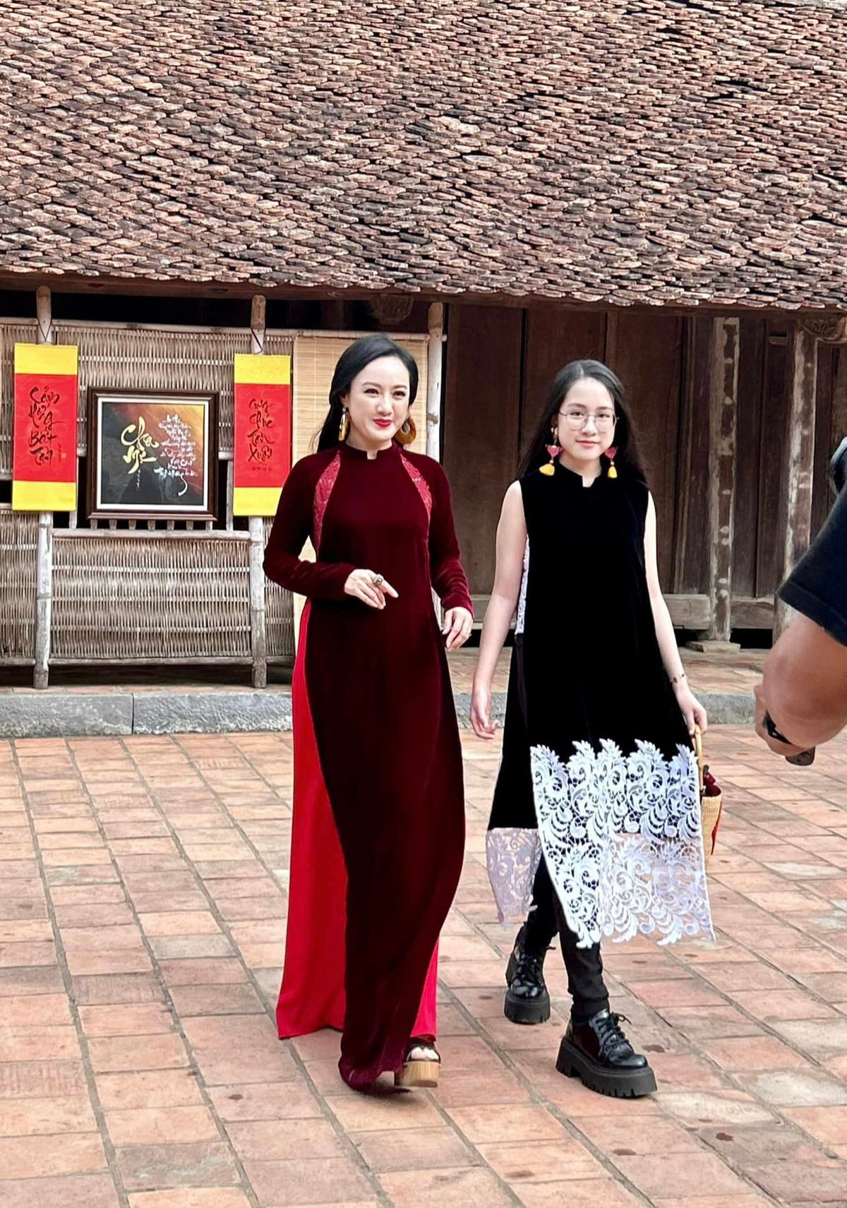 Trong hình, Kỳ Uyên gây bất ngờ với ngoại hình xinh xắn và chiều cao nổi bật không kém mẹ Hoài Anh.