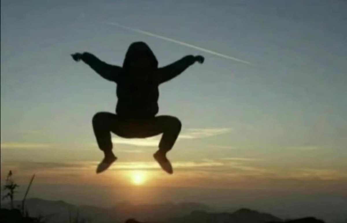 Chắc cô gái này nghĩ nhảy lên để trông năng động, vui vẻ hơn. Và đây là những gì anh bạn trai chụp lại. Nhiều netizen đã hài hước bình luận "chẳng khác nào một chú ếch".