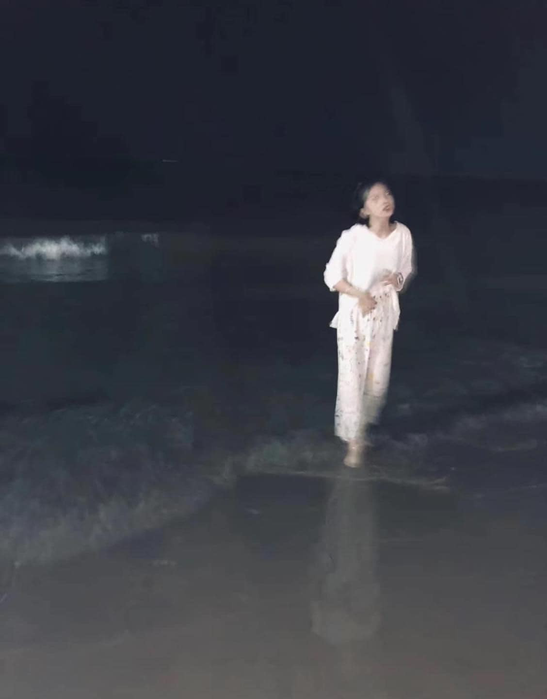 "Mình đã từ bỏ việc nhờ ông xã chụp hình khi ra ngoài để giữ gìn hạnh phúc gia đình", "Tôi ngừng nghĩ tôi là người chụp hình xấu nhất (theo lời vợ tôi nói) cho tới khi tôi thấy những tấm hình này." - Netizen bày tỏ cảm xúc về những tấm hình "độc lạ" này.