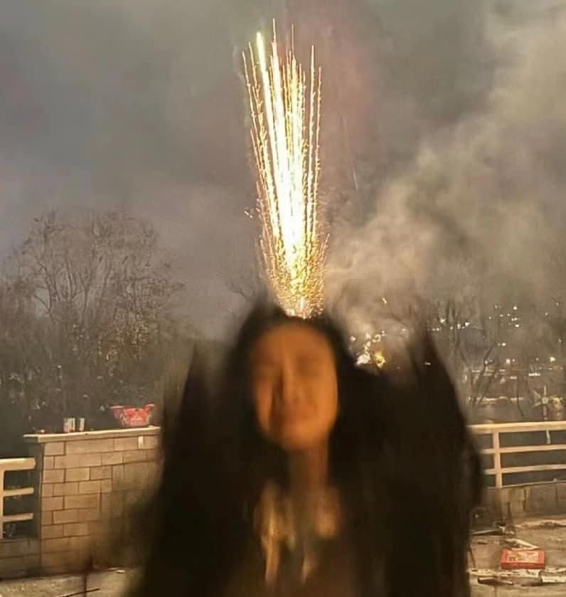 Người ta chụp với pháo hoa thì xinh đẹp như công chúa, còn cô gái này dưới camera của bạn trai thì còn không nhìn rõ cả gương mặt.