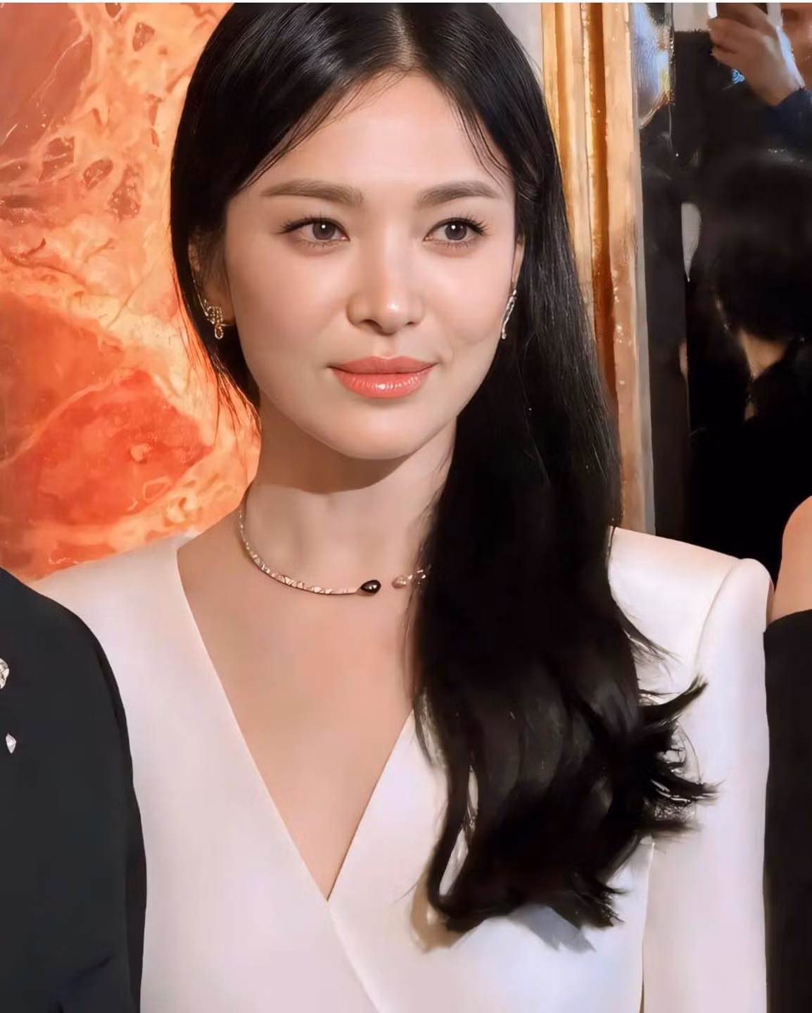 Nhiều người gọi cô là "quốc bảo nhan sắc" của nền giải trí xứ kim chi. Dù có bao nhiêu đàn em trẻ đẹp lần lượt ra mắt, vẫn khó ai có thể đạp đổ tường thành đại mỹ nhân mang tên Song Hye Kyo.