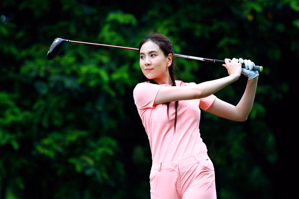 MC Mai Ngọc tập gym để giữ eo 58cm, sẵn sàng chào đón mùa hè với những bộ váy áo khoe dáng. Cô tập gym hầu hết các ngày trong tuần, mỗi ngày tập ít nhất 30 phút, kết hợp khéo léo giữa cardio lẫn tập tạ chuyên sâu.