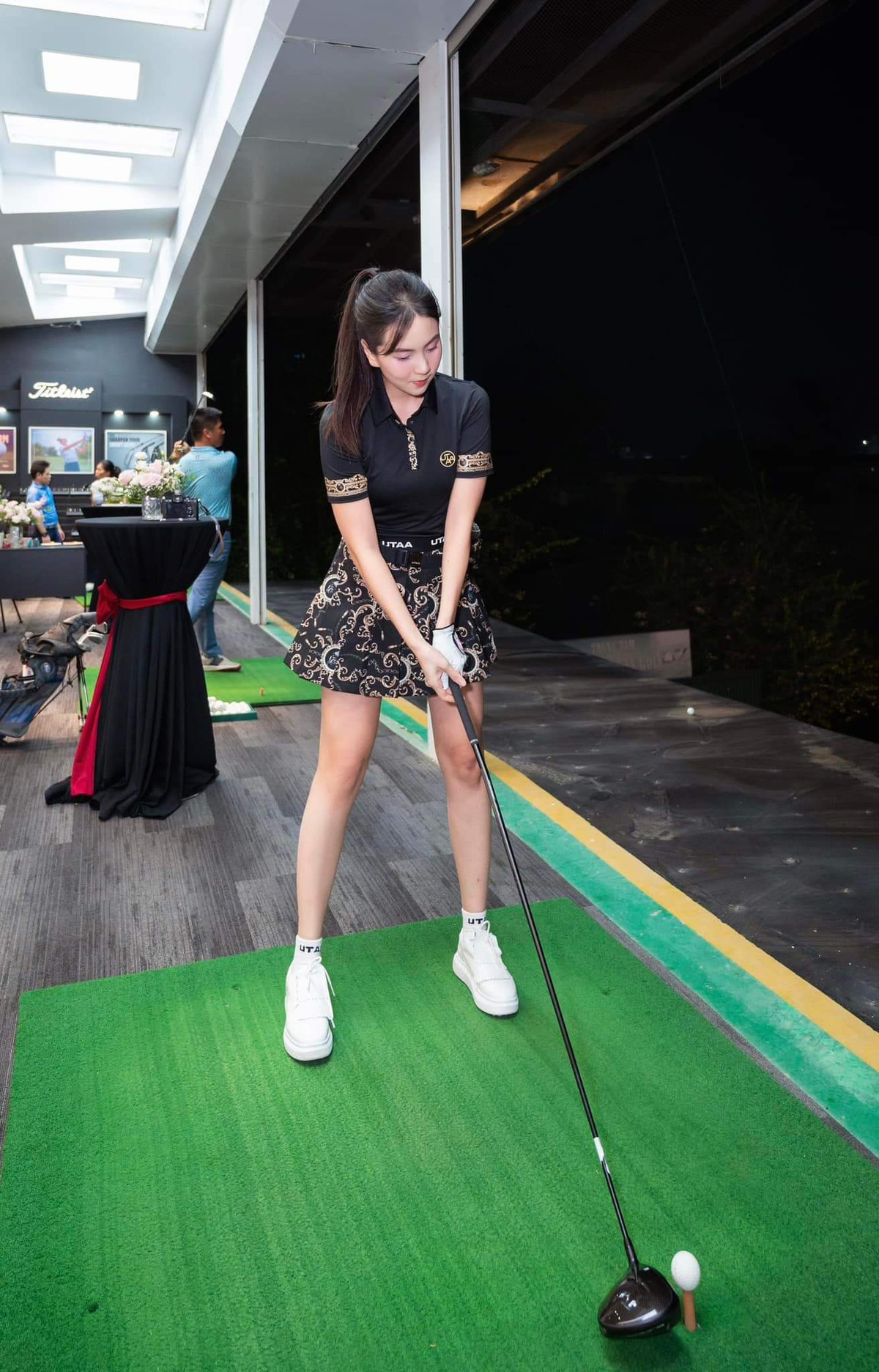 Ngoài việc chăm chỉ đánh golf để giữ dáng, Mai Ngọc cũng tranh thủ chụp ảnh pr cho những sản phẩm quần áo do chính mình thiết kế và sản xuất.