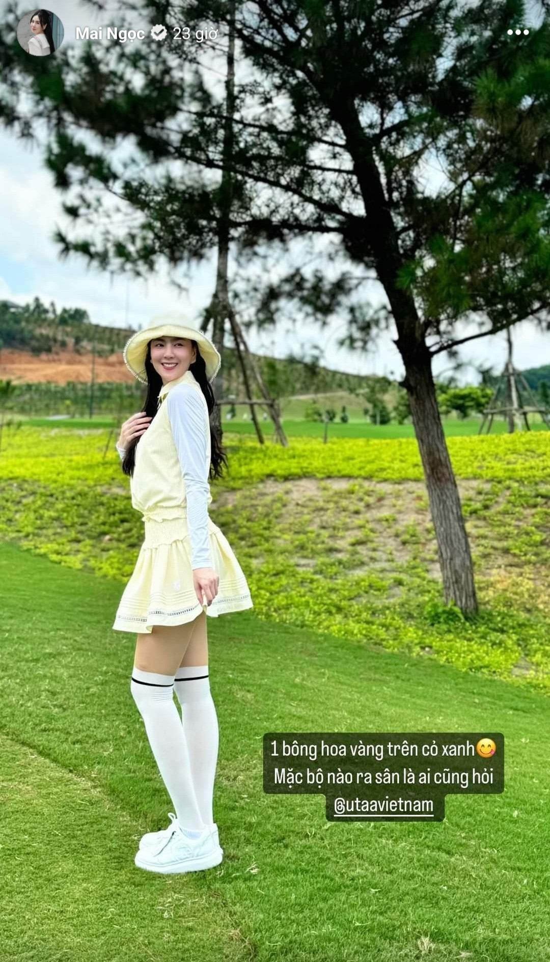 Bên cạnh bức ảnh trên sân golf, nữ MC nhà đài để lại dòng caption: "1 bông hoa vàng trên cỏ xanh. Mặc bộ nào ra sân là ai cũng hỏi".