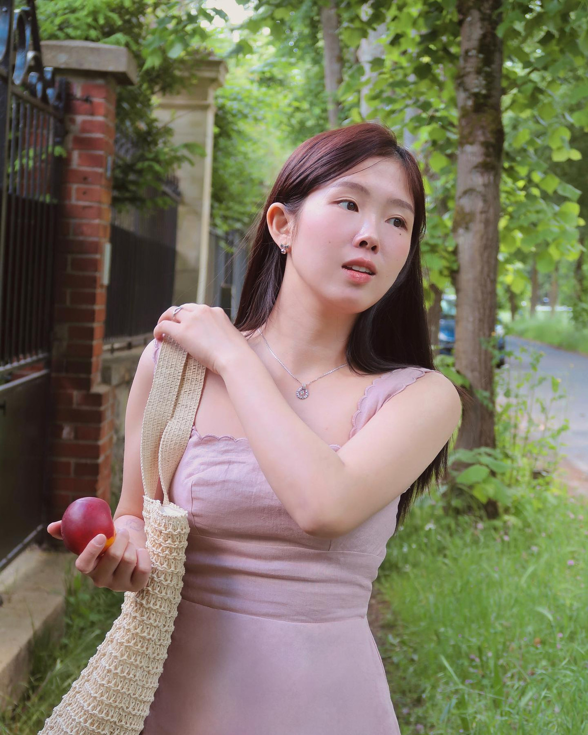 Phần lớn video trên kênh YouTube của Min Ngo đều là vlog. Cô nàng quay lại những điều thú vị trong cuộc sống. Mỗi video của Diệp Minh đều mang sắc thái nhẹ nhàng, có đôi chút ngọt ngào và lãng mạn của Pháp.