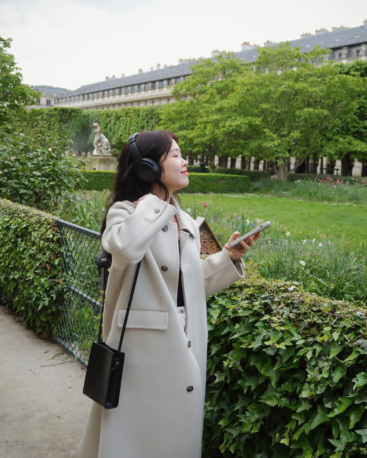 Qua mỗi video, người xem như cùng được khám phá rất nhiều thắng cảnh, bảo tàng, triển lãm lâu đời tại các thành phố khác nhau ở Pháp.