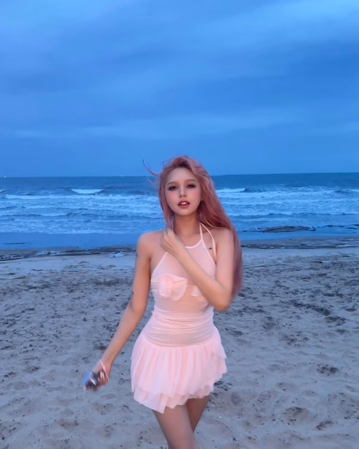 Ở dưới phần bình luận, bên cạnh những lời khen ngợi, cũng như động viên thì xuất hiện một số lời khiếm nhã: "Thích đại gia làm gì giờ khổ chưa mang tiếng một đời chồng". Đáp trả lại bình luận khiếm nhã đó, Xoài Non thẳng thừng: "Ít nhất em được yêu hết mình chị ạ, nên không có gì phải xấu hổ hay khổ gì cả".