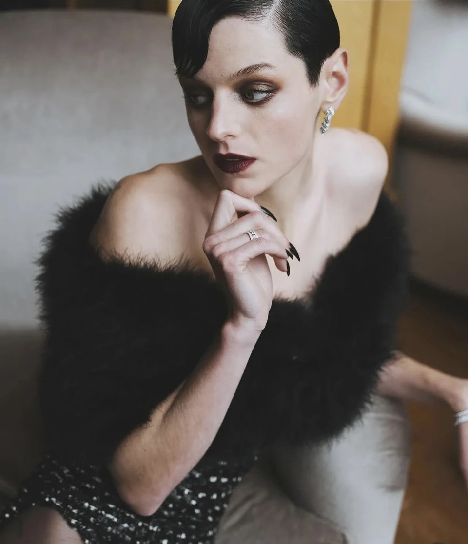 Emma Corrin sinh năm 1995, là nữ diễn viên người Anh. Cô từng đảm nhận nhân vật vương phi Diana trong series The Crown đình đám - vai diễn mang về cho cô giải Quả cầu vàng. Ảnh: emmalouiscorrin.