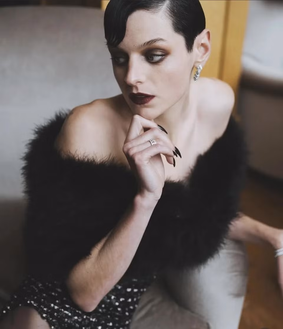 Emma Corrin sinh năm 1995, là nữ diễn viên người Anh. Cô từng đảm nhận nhân vật vương phi Diana trong series The Crown đình đám - vai diễn mang về cho cô giải Quả cầu vàng. Ảnh: emmalouiscorrin.