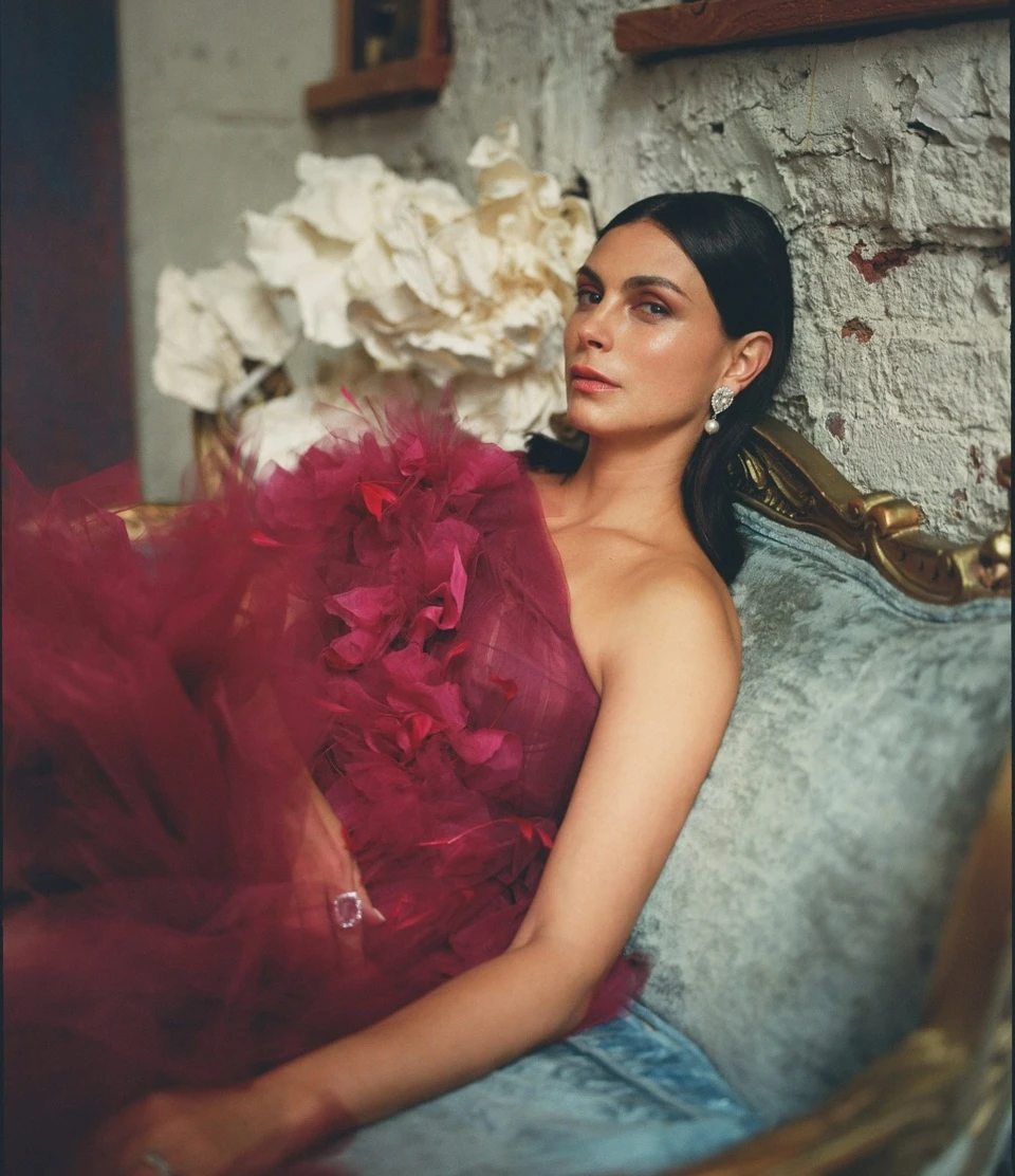 Morena Baccarin sinh năm 1979, là nữ diễn viên người Mỹ. Cô khởi động sự nghiệp diễn xuất từ năm 2001, với phim điện ảnh Perfume và Way Off Broadway. Sở hữu sắc vóc ấn tượng, đặc biệt là nụ cười rạng rỡ, Baccarin dễ dàng lọt vào mắt xanh của nhiều đạo diễn tại hollywood. Ảnh: Schön!.