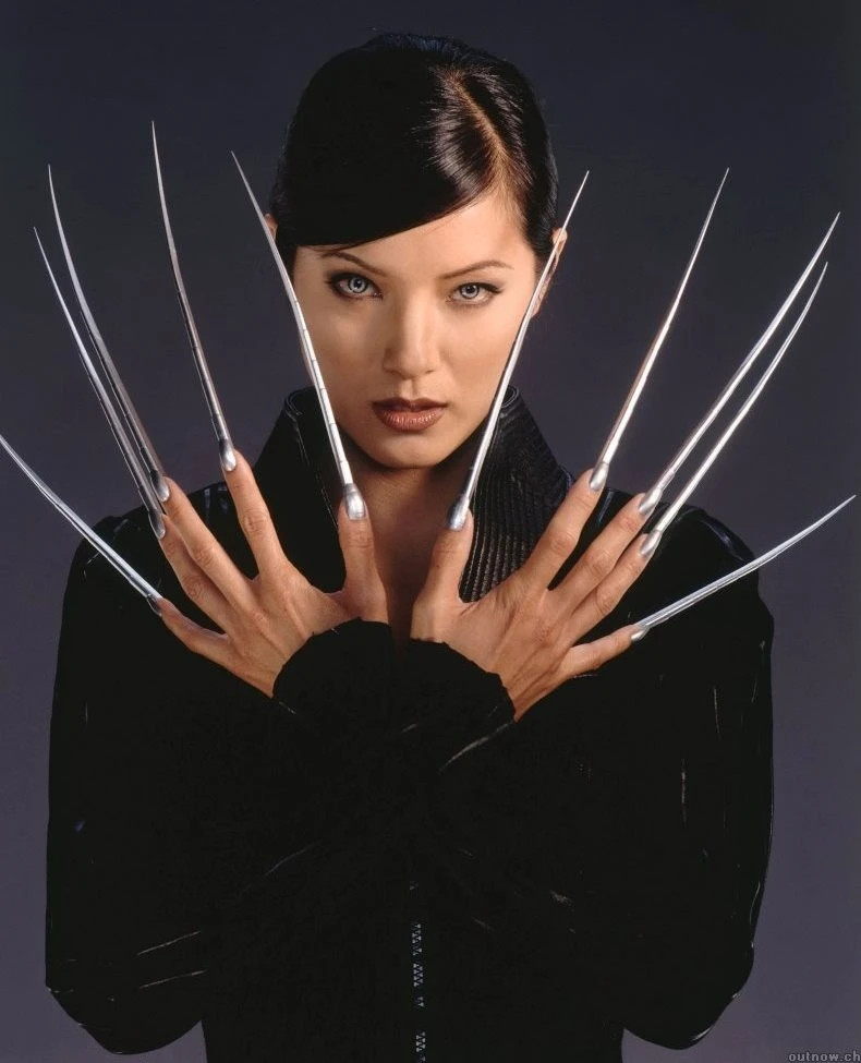 Mỹ nhân gốc Á Kelly Hu gây thích thú khi trở lại với vai diễn dị nhân Lady Deathstrike. Ở loạt phim X-men gốc, nhân vật từng được mệnh danh là “Wolverine phiên bản nữ” khi sở hữu bộ móng Adamantium sắc nhọn, thứ vũ khí chết người của cô nàng. Ảnh: 21st Century Fox.